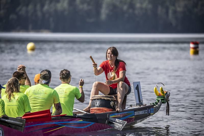 V neděli 15. srpna se hladina nádrže Lipno hemžila dračími loděmi.