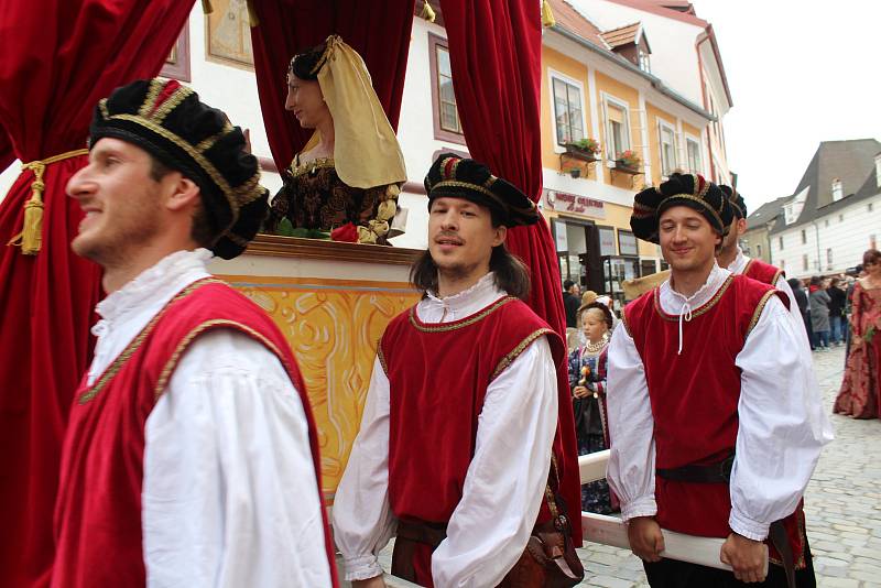 Hlavní kostýmovaný průvod prošel v sobotu historickým centrem Českého Krumlova.