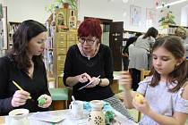 Na velikonoční dílně v krumlovské městské knihovně učila výtvarnice Regionálního muzea Lenka Kohoutková návštěvníky malovat kraslice voskem.