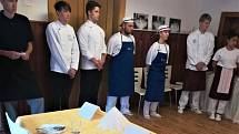 V kuchařské soutěži Vodňanský kapr zvítězili se svou recepturou žáci SOU Kaplice Natálie Karalová a Jan Pereš.