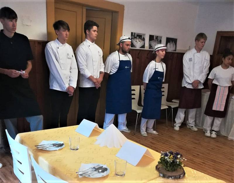 V kuchařské soutěži Vodňanský kapr zvítězili se svou recepturou žáci SOU Kaplice Natálie Karalová a Jan Pereš.
