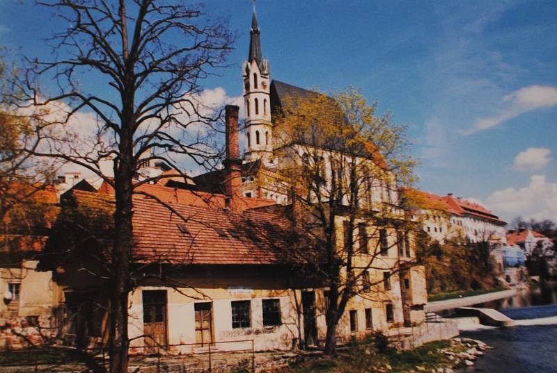 Český Krumlov v roce 1999. Budova bývalé papírny - pohled z mostu Edvarda Beneše.
