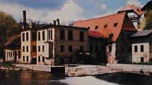 Český Krumlov v roce 1999. Budova bývalé papírny - pohled z městského parku.