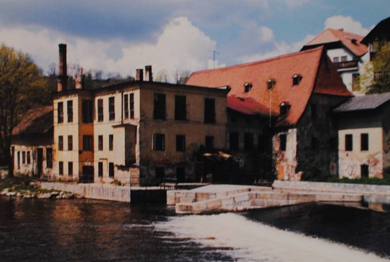 Český Krumlov v roce 1999. Budova bývalé papírny - pohled z městského parku.