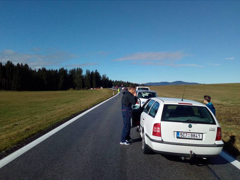 Silnice u Černé v Pošumaví před polednem, směr Milná, byla na dvě hodiny uzavřena.