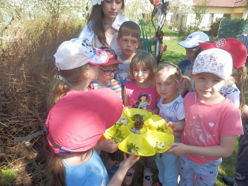 Děti ve školce v Kamenném Újezdu při oslavě Dne Země plnily spoustu úkolu a velmi si to užily.Foto: MŠ Kamenný Újezd