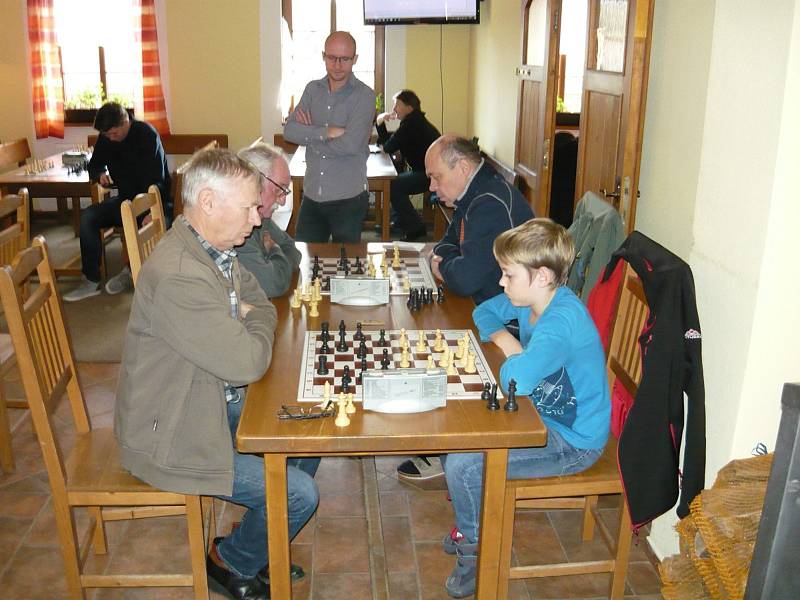 Šachového turnaje ve Vyšším Brodě se účastnilo čtyřiatřicet šachistů ze čtyř zemí.