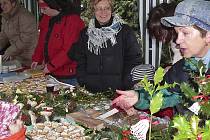 Adventní charitativní trh v neděli tradičně zahájil druhé nedělní odpoledne ve Velešíně, které po pohádkách a muzice vždy vrcholí zpíváním pod vánočním stromem a jeho rozsvícením.