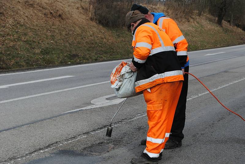 Doslova pár minut trvalo zalátání výtluku na E55 v Kaplici studenou balenou směsí. Větší opravy začnou, až se před létem rozjedou obalovny.