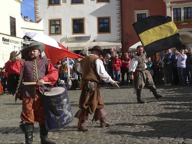 Historický průvod symbolicky uzavřel sezonu na zámku v Českém Krumlově. 