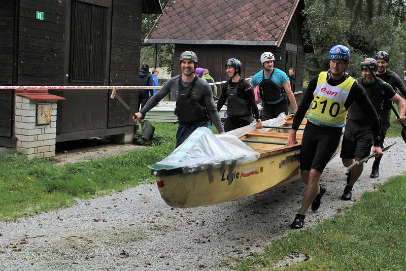 Velké zápolení Krumlovského vodáckého maratonu v Českém Krumlově.