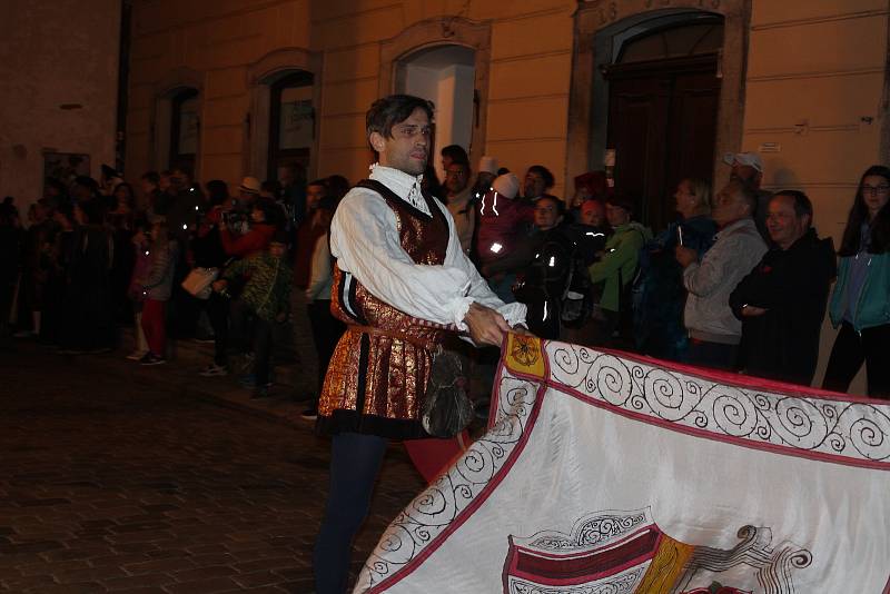 Noční ohňový průvod městem v pátek o Slavnostech pětilisté růže v Českém Krumlově.