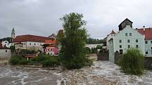 Povodně v Českém Krumlově v roce 2013. Ze břehů se vylila Polečnice, zahrozila i Vltava v centru. Pod vodou skončily hospodské zahrádky i auta.