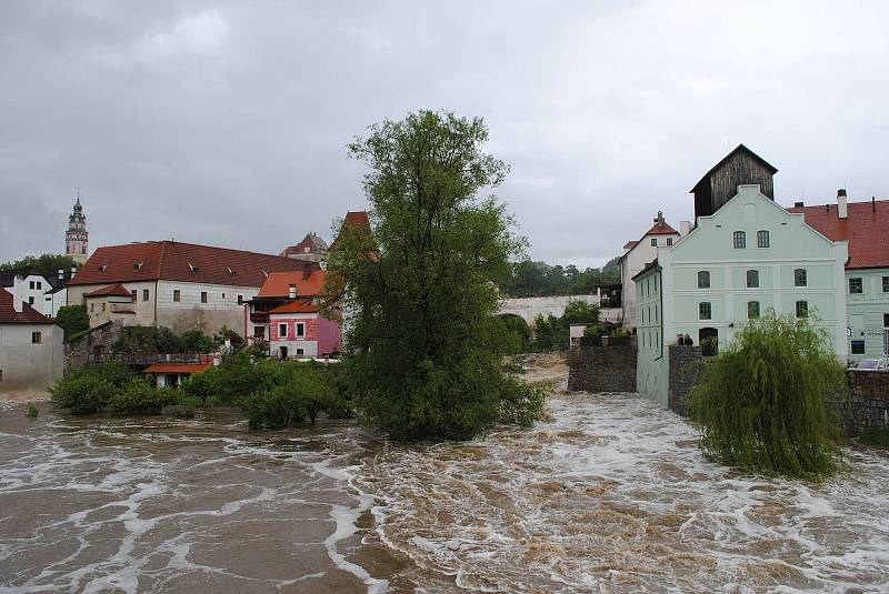 Povodně v Českém Krumlově v roce 2013. Ze břehů se vylila Polečnice, zahrozila i Vltava v centru. Pod vodou skončily hospodské zahrádky i auta.