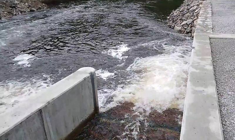 Nová šlajsna pod Barevnou neboli Papouščí skálou před Českým Krumlovem je otevřená.