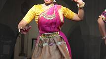 Exotický folklór zavál z představení souboru Dr. Swarnamalya Ganesh Sri Neelothpalam z Indie.