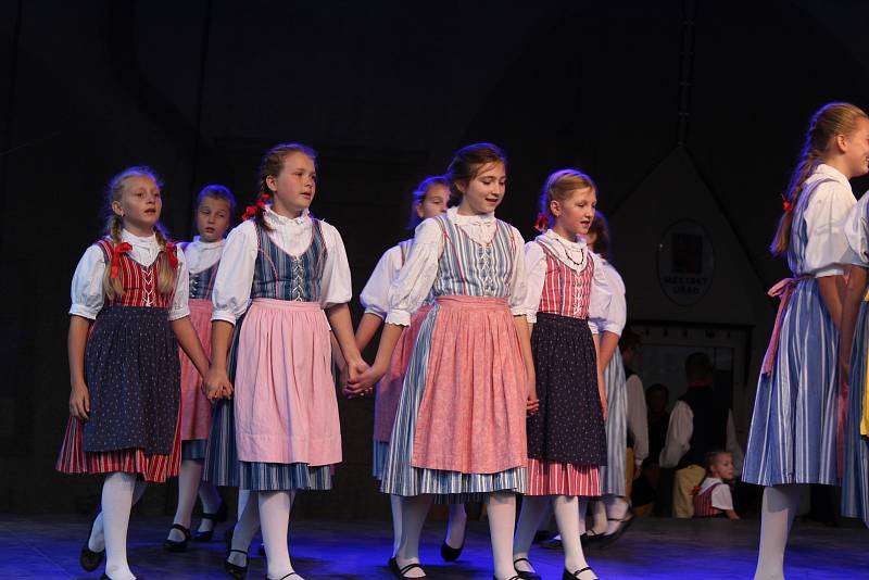 Mezinárodní folklórní festival uzavřela vystoupení domácích souborů Jitřenka a Růže.