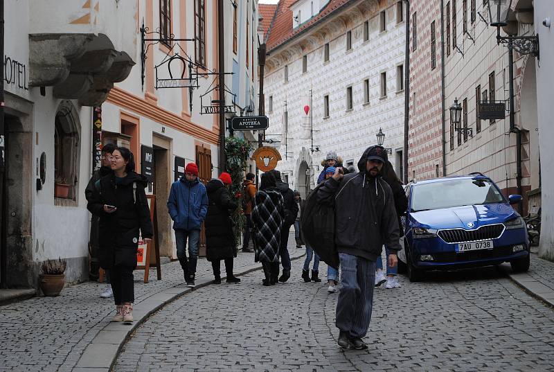 Od nového roku do Českého Krumlova jezdí, i když není sezóna, kolem čtyřiceti zájezdových autobusů denně.