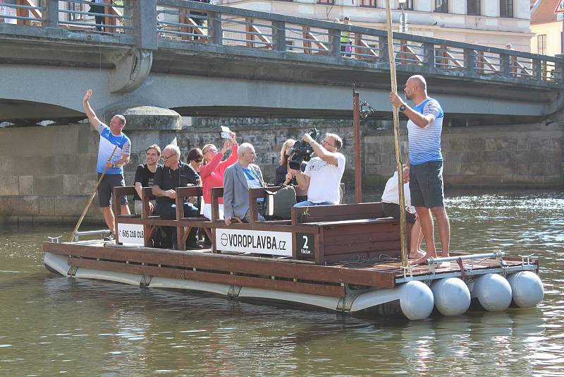 Václav Husa, poslední žijící plavec, oslavil svátek a 88. narozeniny na krumlovské voroplavbě Radka Šťovíčka.