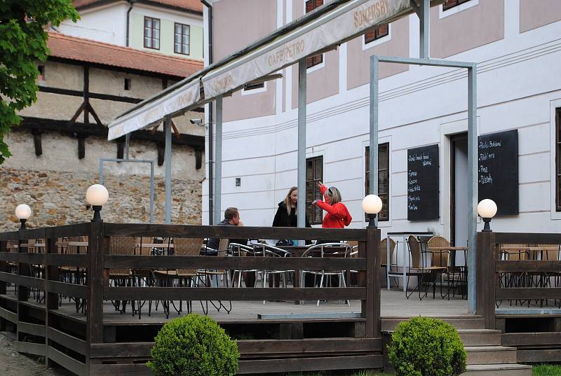 Hospodské zahrádky jsou první den otevřené i v Českém Krumlově. Většina hospod a kaváren ale měla 17. 5. 2021 zavřeno.