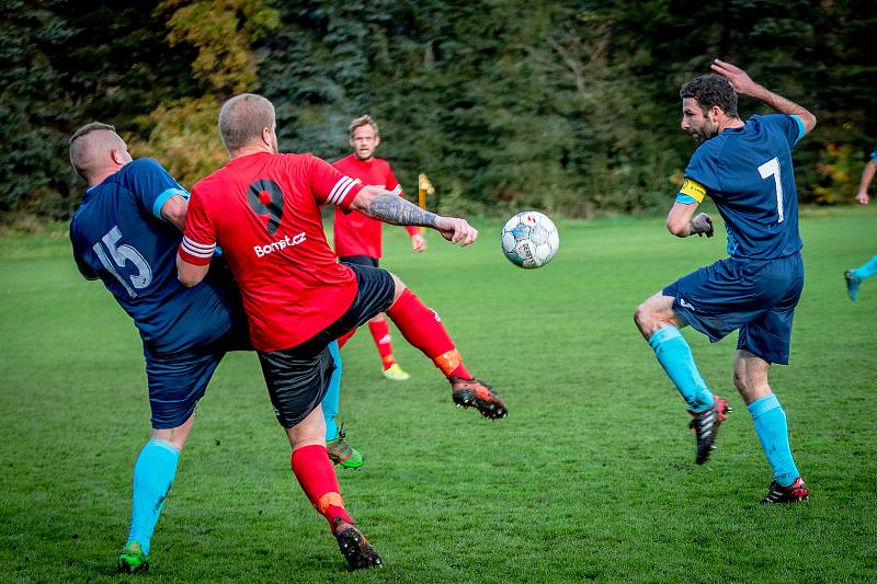 Fotbalisté Chvalšin (v modrém) v derby I. B třídy remizovali s Větřním 2:2.