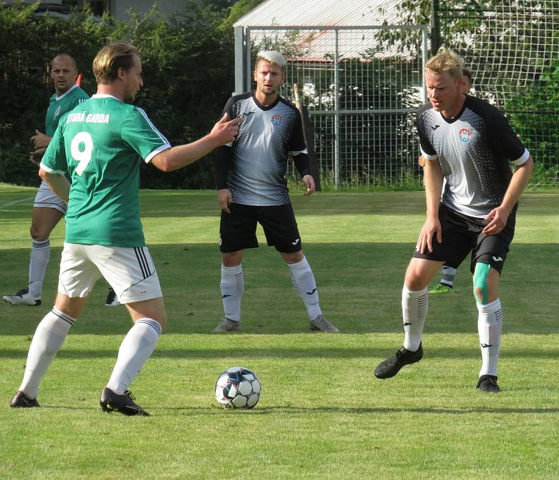 Fotbalisté Vyššího Brodu (v zelených dresech) utrpěli doma v úvodním kole okresního přeboru mužů debakl 2:13 s kaplickým béčkem. Foto: Libor Granec