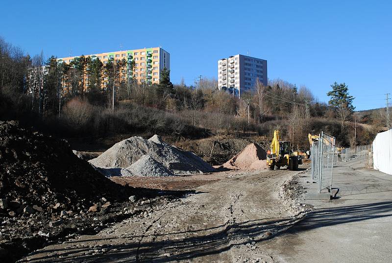 Z bývalé Jitony v Českém Krumlově U Trojice už nezbylo nic. V lednu 2022 pokračovala příprava staveniště nové obytné čtvrti Krumlovský Vltavín.