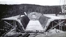 Kozákův most přes římovskou přehradu prošel opravou. Snímek z archivu Pavla Mörtla ze stavby nového mostu v roce 1979.