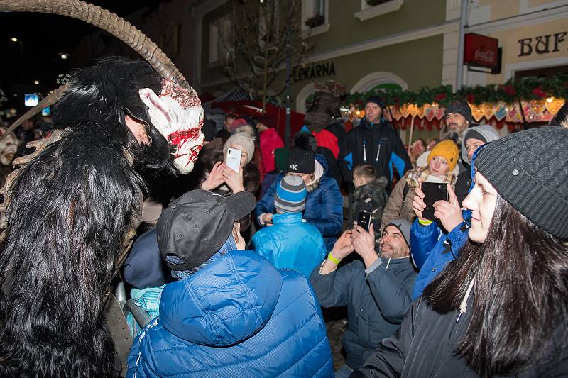 Diváci se během Krampus show v Kaplici náramně bavili.