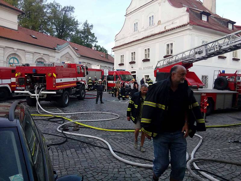 Několik hodin trvalo jednotkám profesionálních i dobrovolných hasičů dostat pod kontrolu požár dvou obytných domů, zásah tím ale zdaleka neskončil.