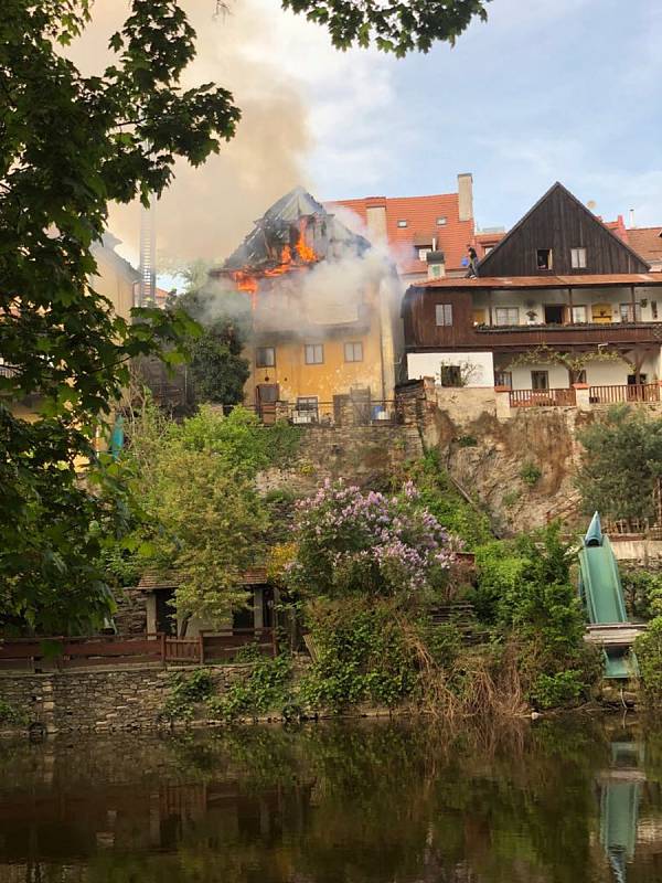 Požár obytných domů v Českém Krumlově, jak jej zachytil Tomáš Sojka.