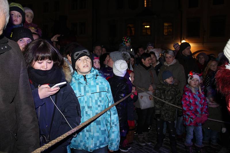 Děti na krumlovském náměstí zažili nevídané. Tanec s pekelníky.