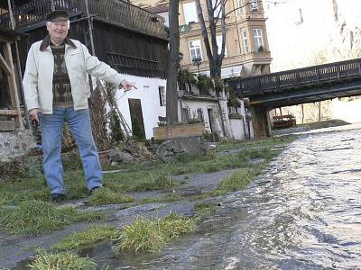 Hladina Vltavy je v Českém Krumlově již několik dní na úrovni břehu.