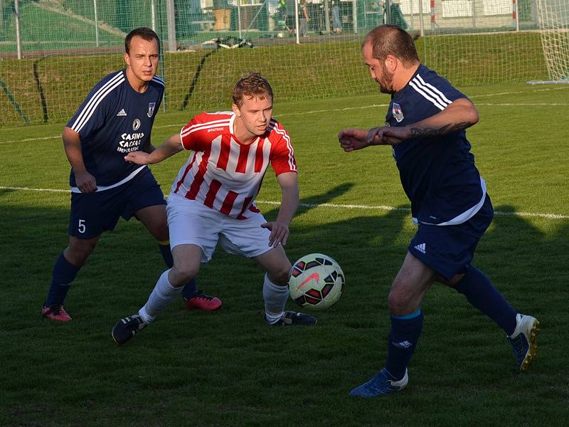 Okresní přebor muži - 6. kolo: FK Dolní Dvořiště (modré dresy) - TJ Smrčina Horní Planá 2:1 (2:1).