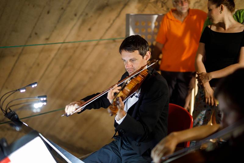 Kvarteto Jihočeské filharmonie zahrálo ve středu odpoledne v podzemních prostorách lipenské elektrárny.