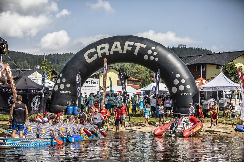 V neděli 15. srpna se hladina nádrže Lipno hemžila dračími loděmi.