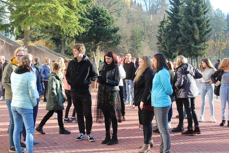 Studenti českokrumlovského gymnázia zasadili před školou lípu na památku 100. výročí zvolení prvního československého prezidenta.