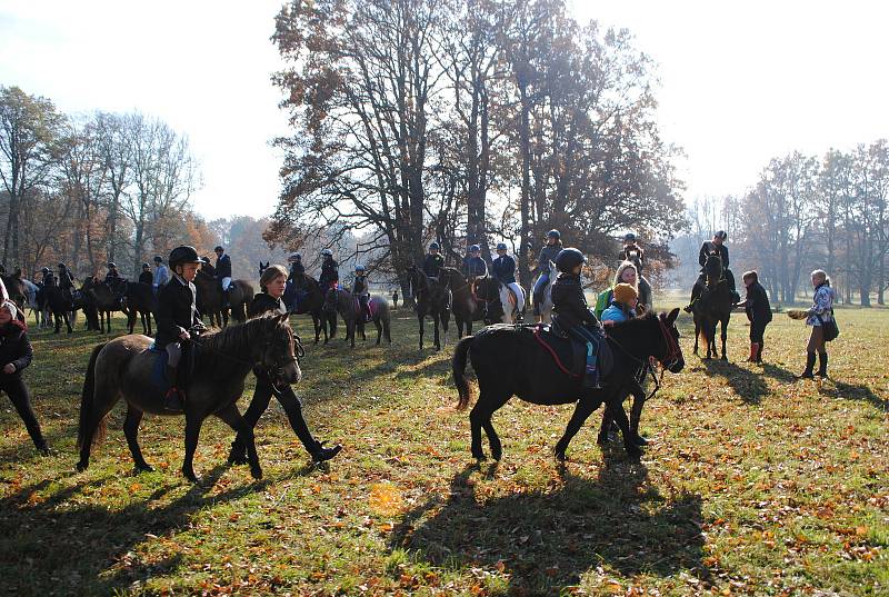 Hubertova jízda v zámeckém parku v Červeném Dvoře.