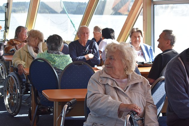Senioři z hornoplánského domova důchodců si užili plavbu po Lipně na výletní lodi Smetana.