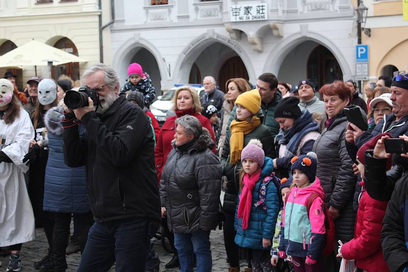 Masopustní průvod v Českém Krumlově v roce 2020. Konal se v režii Základní umělecké školy.