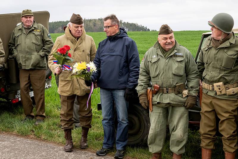 Pietní akt u pomníčku amerického pilota se konal o Bílé sobotě v Záluží.