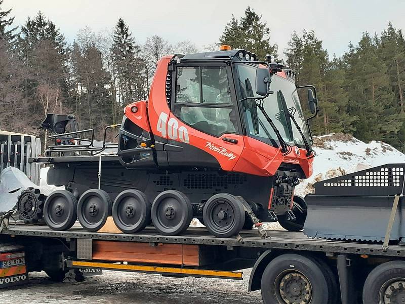 Rolba PistenBully 400, jeden z nejmodernějších strojů pro úpravu sjezdových tratí má na Lipně celoevropskou premiéru.