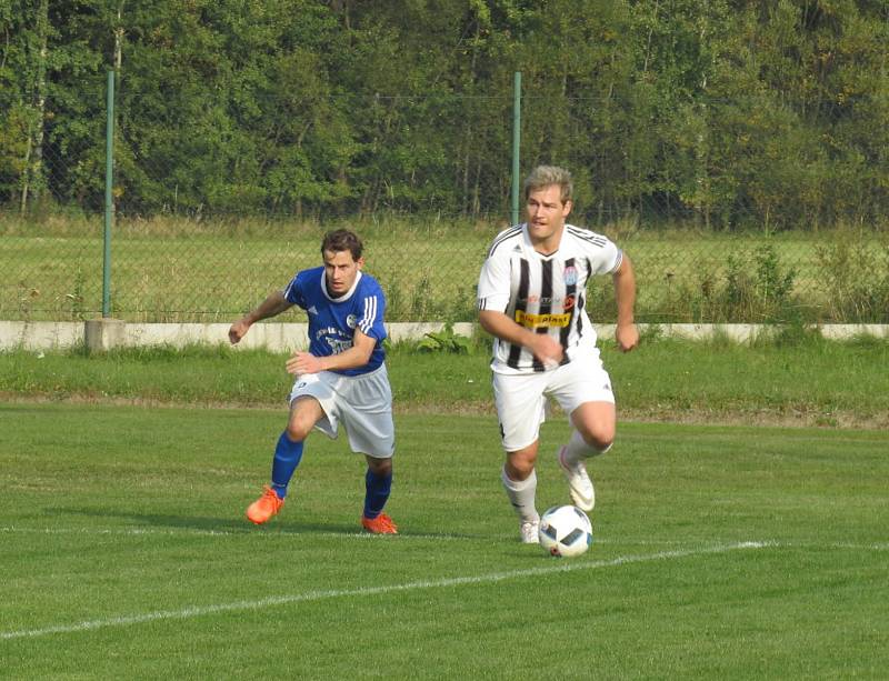 Oblastní I.B třída - 8. kolo: Spartak Kaplice (bíločerné pruhované dresy) - Sokol Suchdol nad Lužnicí 5:2 (4:0).