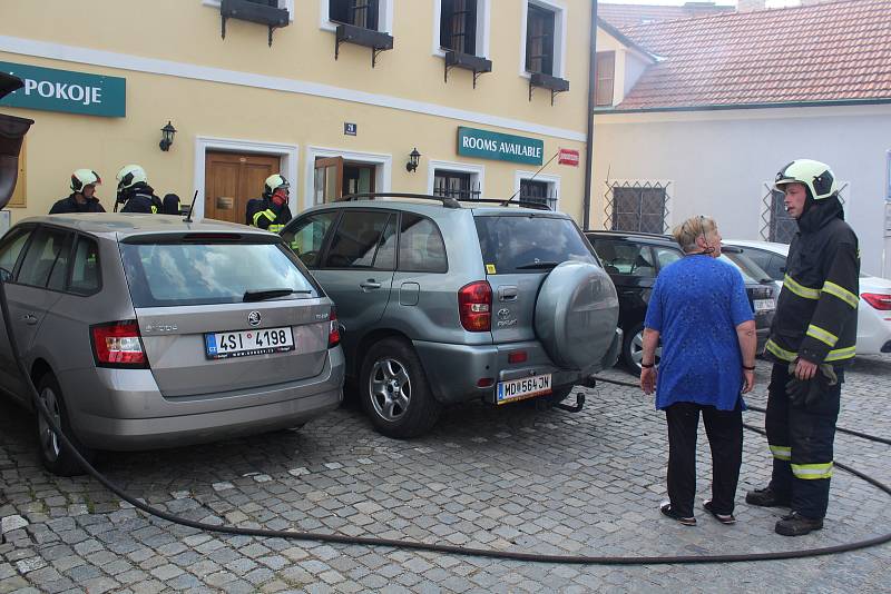 Hasiči zasahují u požáru penzionu Myší díra v Českém Krumlově.