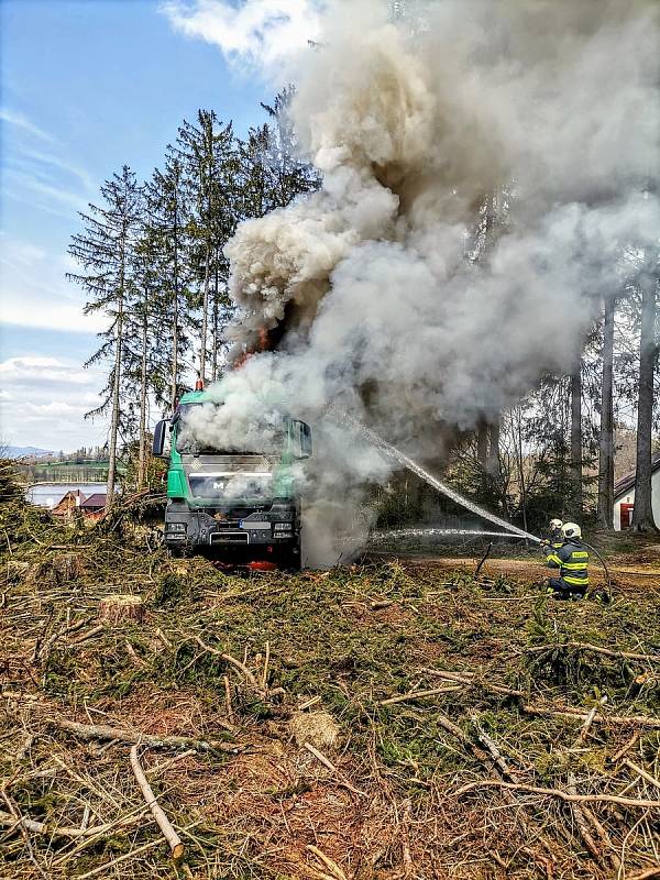 Požár štěpkovače u Frymburku - u Milné 29. dubna 2022. Škoda je dva miliony korun.