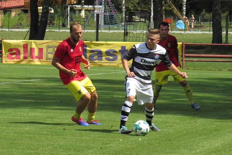 Fotbalová generálka: FK Spartak Kaplice (černobílé dresy) – SK Nemanice 2:4 (1:3).
