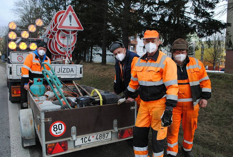 Doslova pár minut trvalo zalátání výtluku na E55 v Kaplici studenou balenou směsí. Větší opravy začnou, až se před létem rozjedou obalovny.