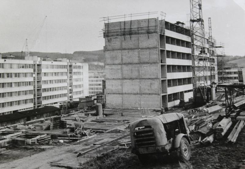 Český Krumlov v 70. letech 20. století. Výstavba sídliště Plešivec II.