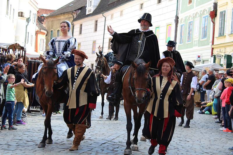 Skvostnou podívanou poskytl hlavní sobotní průvod Slavností pětilisté růže v Českém Krumlově.