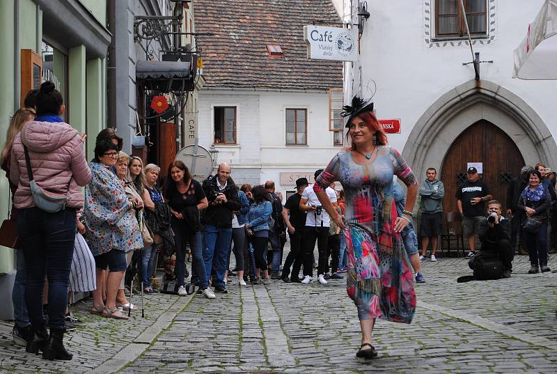 Soukenická žije! Český Krumlov slaví slunovrat.